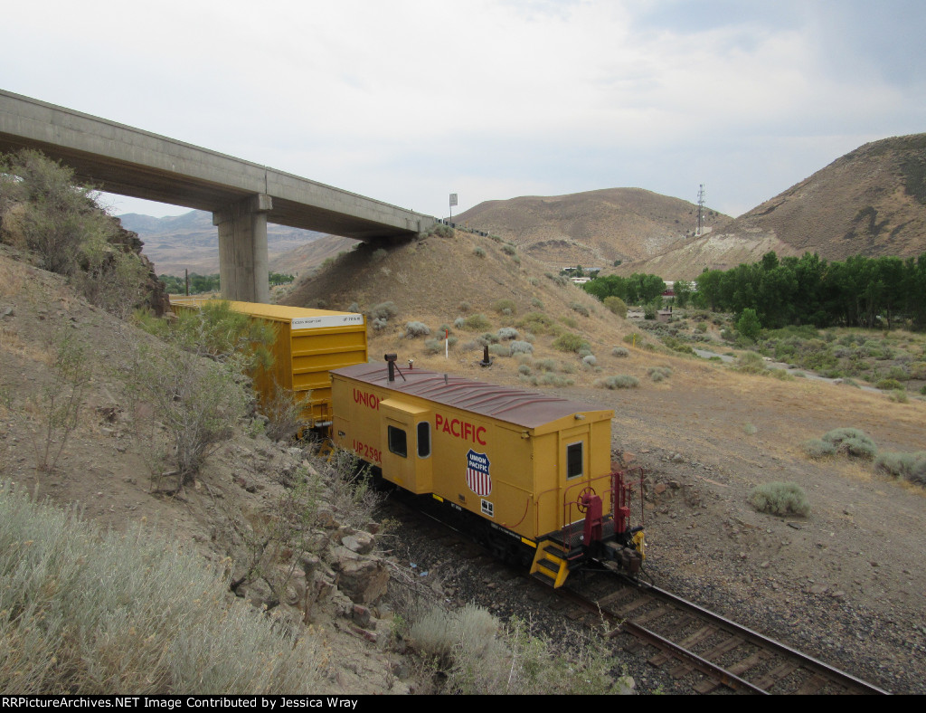 Freight consist going ahead of 4014 back to Ogden